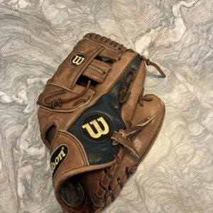 Wilson a2000 baseball glove, wasn’t used a lot and is in great condition